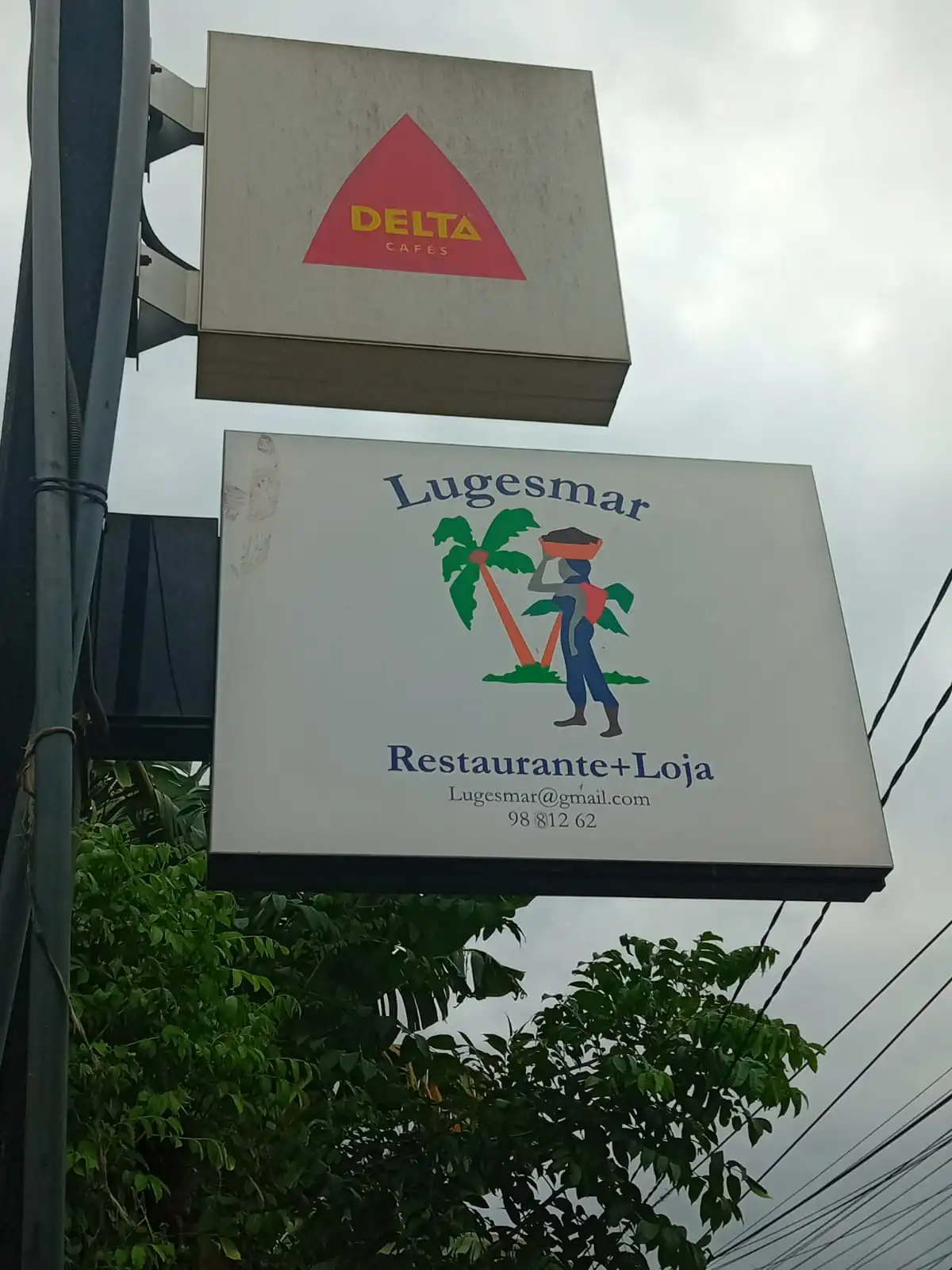 Prato tradicional de mariscos no Restaurante Lugesmar São Tomé